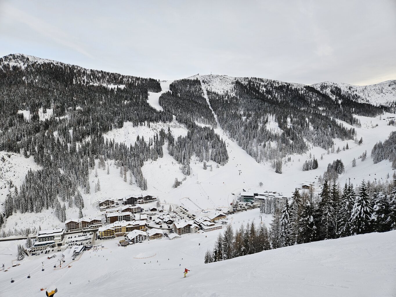Die Tauernkarbahn gegenüber könnte Morgen öffnen. Die Piste ist fertig und die Bahn dreht Ihre runden.