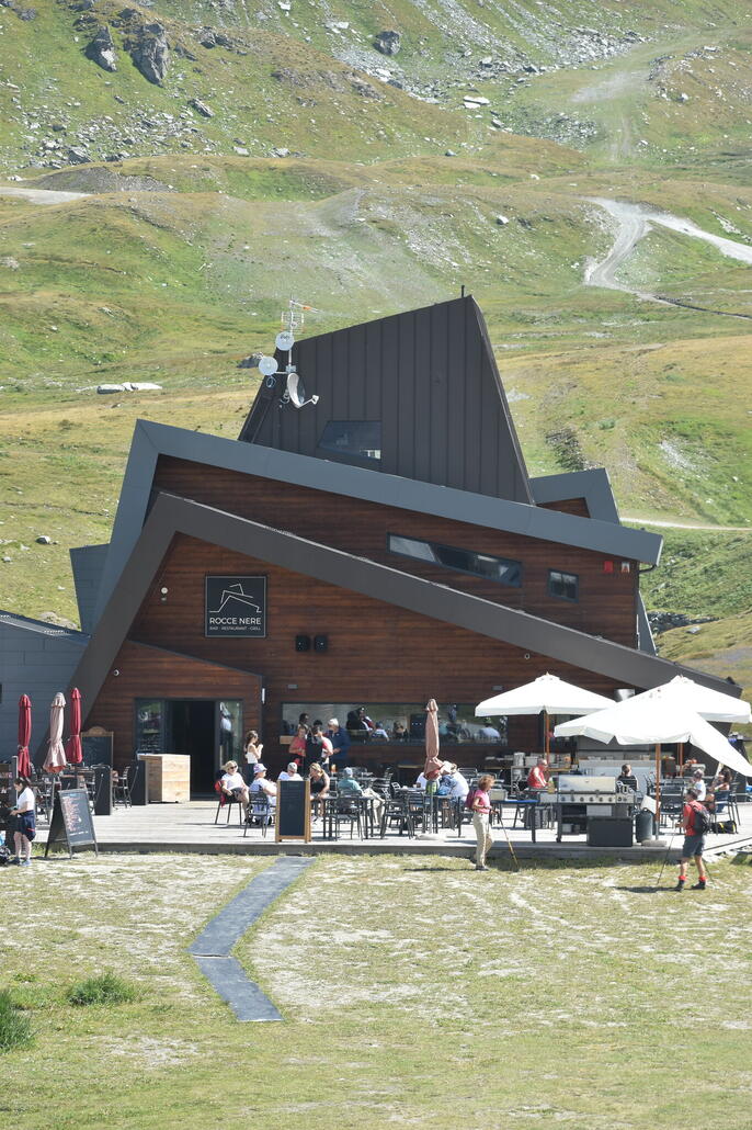 Hier gibt es mindestens zwei Einkehrmöglichkeiten. Für uns gibts Americano und Panini