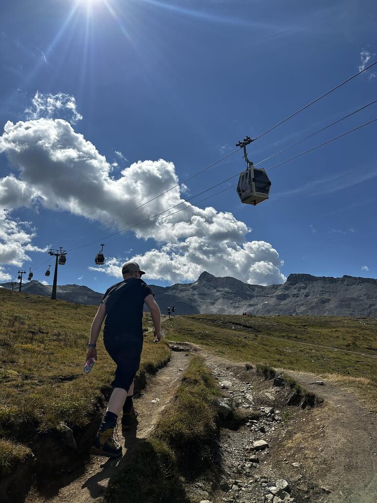 Los gehts, es hat einige Wanderer auf dem Weg
