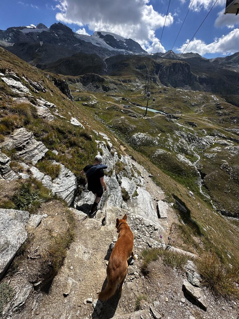 Am Ende der Alp geht es über einen Felsvorsprung runter in den Torrent du Barmaz.