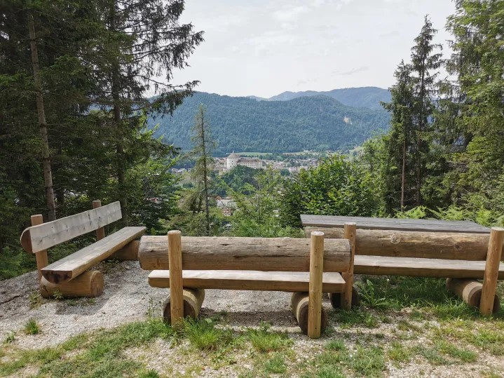 16. Schon weiter unten. Aber immer wieder eröffnen sich schöne Aussichtspunkte.