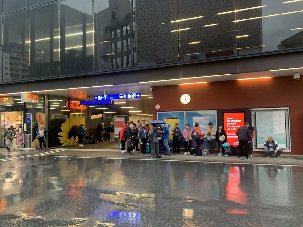 nach Feierabend laufe ich zum Bahnhof. Hier ist schon mal chaos pur