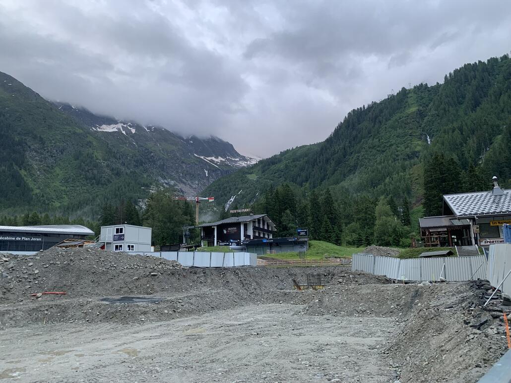 In unserer Familien Sommer Destination, besichtige ich die Baustelle der neuen Gondelbahn auf die Grands Montets. Hier stand meine Lieblingsseilbahn bis sie 2018 abgebrannt ist