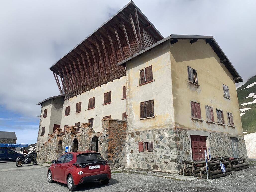 auf der Passhöhe. Ein bisschen Schiss vor der Grenze hatte ich hier, denn die Italiener machen keinen Spass wenn jemand keine ID  dabei hat. Mein Porte-Monnaie hat sich nämlich zu Hause gelassen, ich hatte nicht damit gerechnet dass ich nicht nach Hause komme.