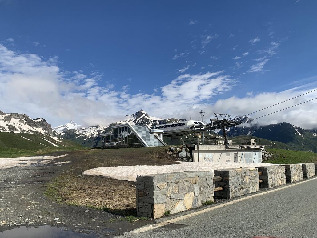 doch ich hab's ohne Probleme nach Italien geschafft, auch hier Sessellifte, mag ich. Zudem sieht er sehr ähnlich aus wie die bei uns in Cervinia