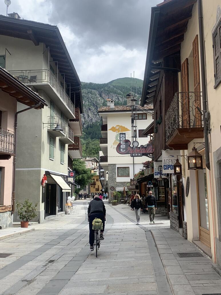 Der Ort ist schön ich wusste nicht ,dass Courmayeur so gross ist.