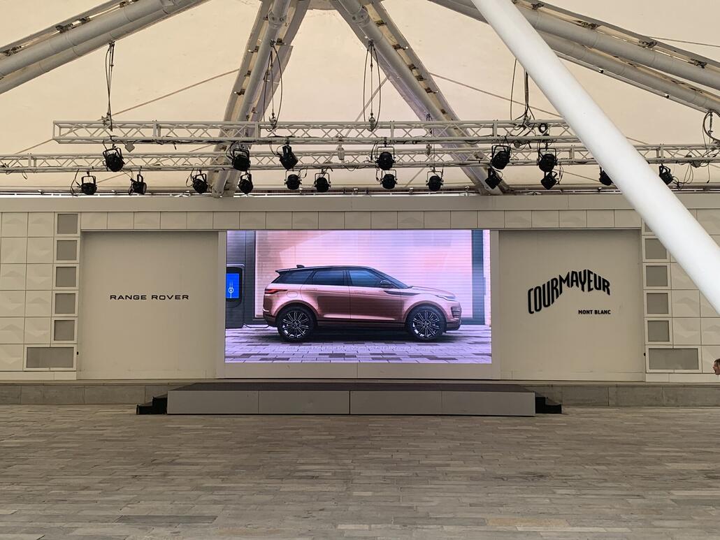 da ich den Range Rover oft gegoogelt hab, kommt der bei mir nonstop auf dem Handy als Werbung. Doch das Google gleich einen ganzen Stand aufstellt, in einem Dorf wo ich rein zufällig vorbei laufe, toppt alles.