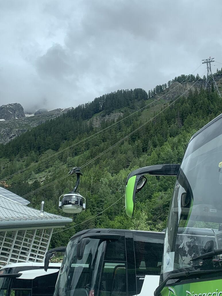 ich komme vorbei an der Pendelbahn zum Monte Bianco. Vor dem Tunnel zitter ich doch mal aufgrund fehlender Ausweise