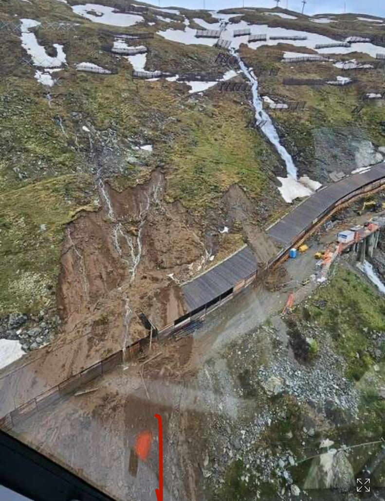 wieder erhalte ich ein Bild aus der Heimat, offenbar hat es die Lawinengalerie der Gorergratbahn beschädigt. Und die Piste ist teilweise weg.