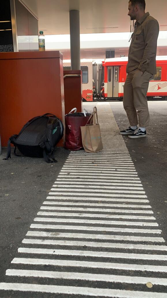 ich warte etwa 3 Stunden mit einem Kollegen am Boden, komme mit deutschen ins Gespräch die auch seit gestern warten und die Nacht in der Wartehalle des Bahnhofs verbracht haben. Andere sind mit dem Zug die ganze Nacht ein bisschen der Schweiz rum gefahren und nun wieder hier gelandet