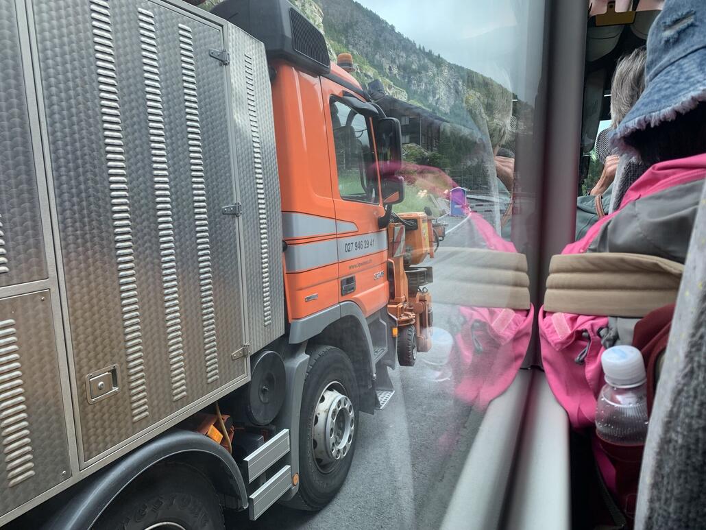 Dann fährt endlich ein Bus nach Täsch. Entlang der Strasse können wir die Schäden begutachten, vieles wurde jedoch schnell weggeräumt