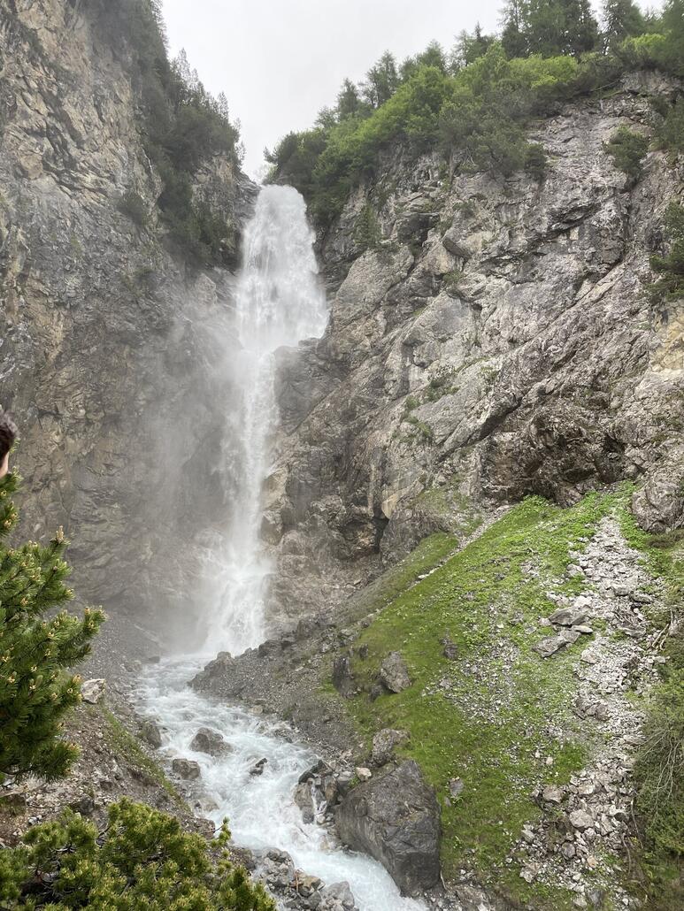 Der Wasserfall unterhalb der Alp Sanaspans führt zur Zeit sehr viel Wasser.