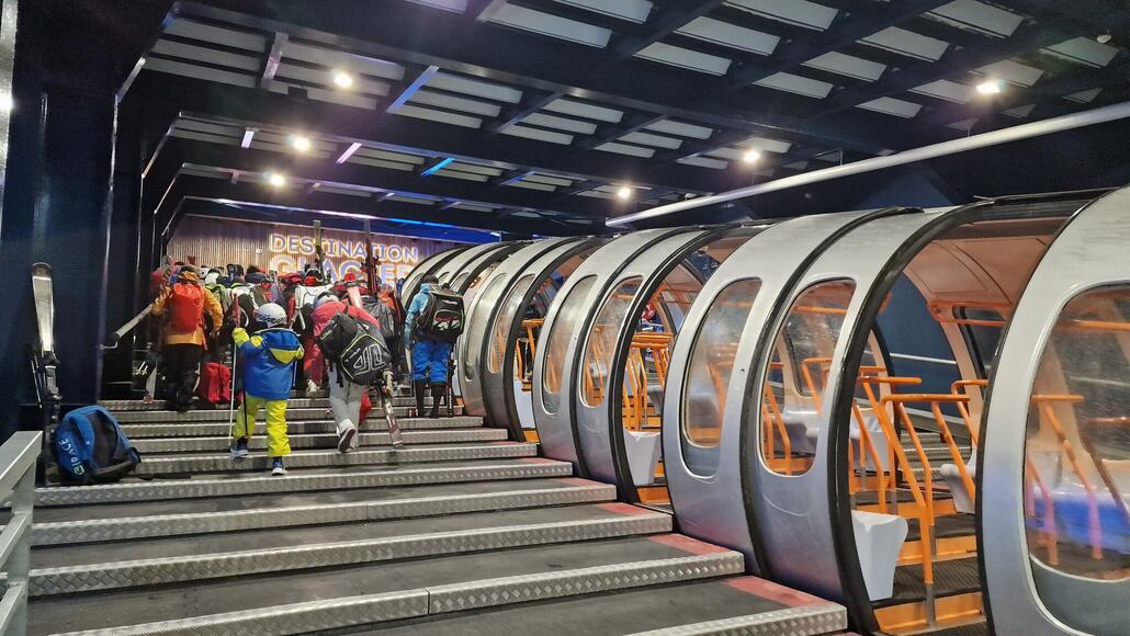 Mit diesem Krüppel geht es durch den Berg hoch zum Gletscher. Passend zur Servicewüste Frankreich war nur eine einzige Kasse offen und die Tunnelbahn blieb fast 10 Minuten in der Talstation stehen, bevor man die nächste Gruppe durchs Tor in die Bahn liess, während sich draussen vor dem Gebäude bereits die nächste Gruppe staute.