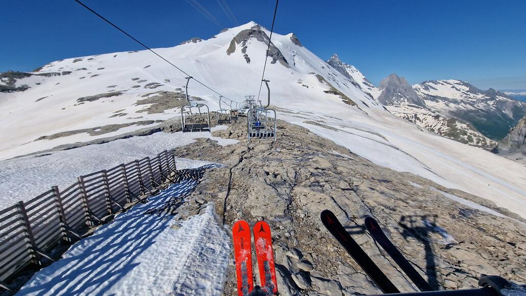 Talfahrt mit der Sesselbahn Panoramic, den Rest zu den oberen Schleppliften ging es dann zu Fuss mit geschulterten Ski.