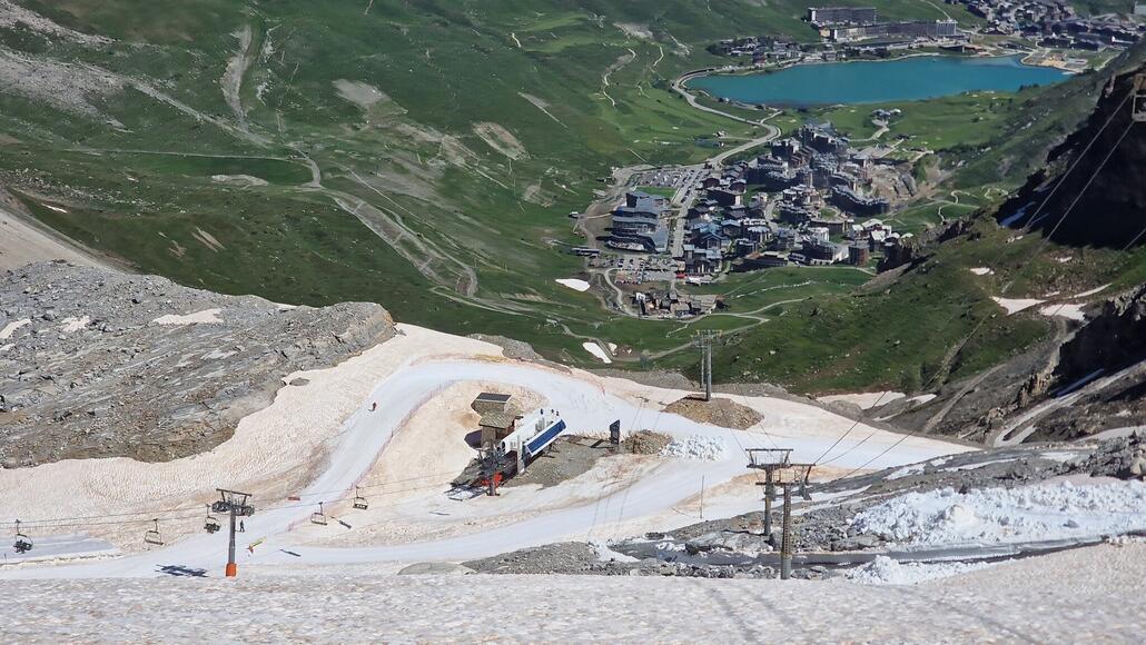Der Blick ins Tal, wo bereis sommerliche Temperaturen herrschen, während es hier oben mit eins bis drei Grad immernoch angenehn kühl ist.