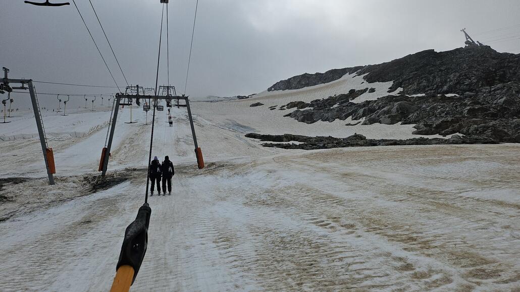 Eine Mischung aus Dreck, Eis und Sand an der Gefrorenen Wand