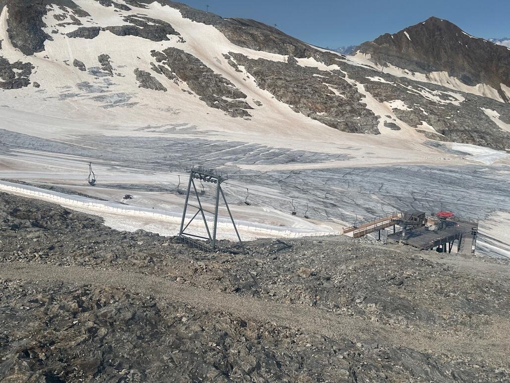 Die DSB läuft weiterhin nicht und die Mitarbeiter konnten auch keine Auskunft geben wann sich das ändert.<br />Die Zufahrt ist nicht direkt abgedeckt (nur der Rand) und hat stellenweise keinen Schnee mehr, beim Ausstieg der DSB hat es ebenso keinen Schnee mehr.