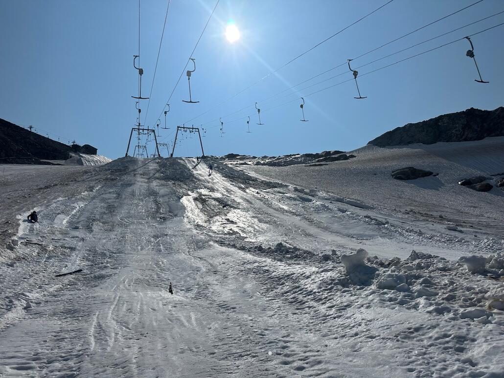 Die Trasse des GW SL ist inzwischen recht wellig, also hoher Abstand zwischen Seil und Boden zwischen den Stützen.<br />Das führt dazu, dass man (vor allem kleinere Kinder) abheben kann und es gab dadurch ungewöhnlich viele Stürze im Lift heute.