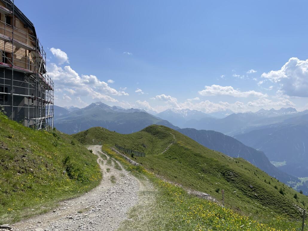 Auf dem Piz Scalottas startet der Biketrail rechts um das Restaurant herum...