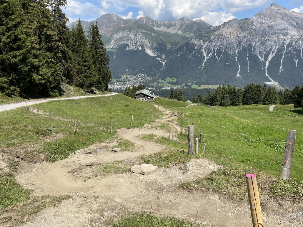 Oberhalb der Alp Fops wurde auf diesen Sommer hin dieser Trailabschnitt neu gebaut. Bis vor Kurzem führte hier ein schmaler Pfad hinunter.