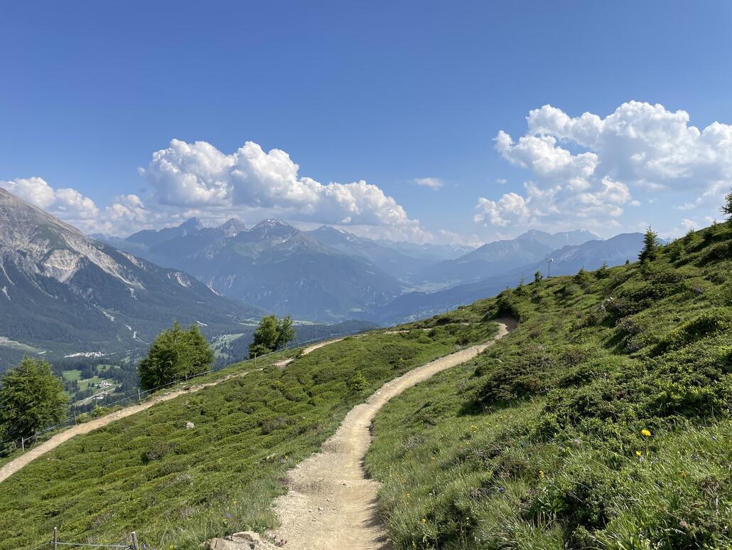Ein relativ einfacher Flowtrail führt Richtung...