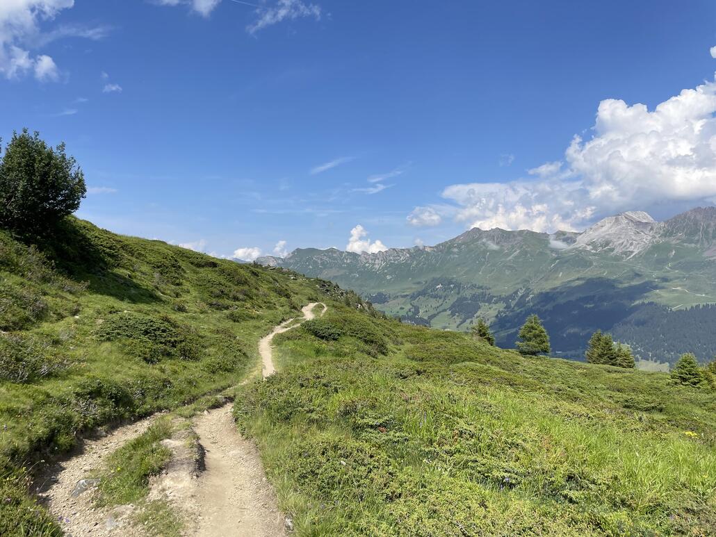 Über eine kurze Querfahrt mit schöner Aussicht gelangt man...