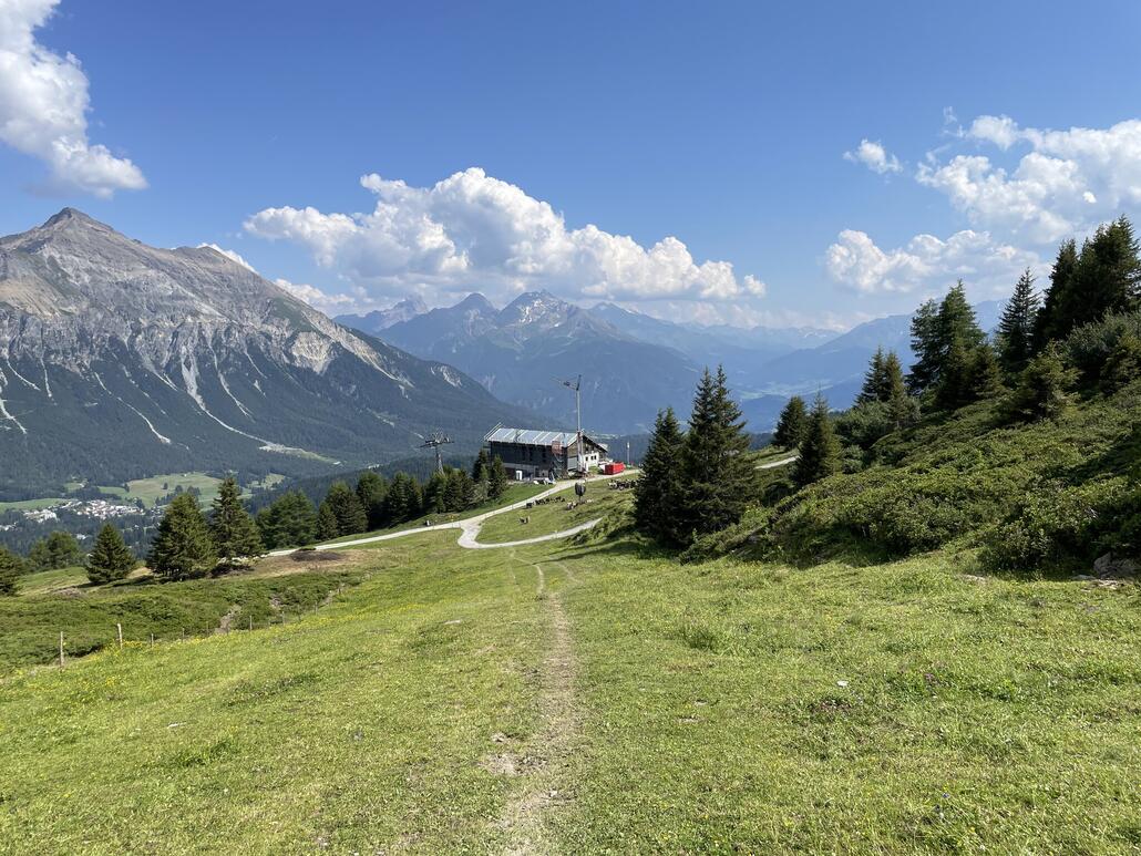 Danach fährt man auf die Alp Nova zu.