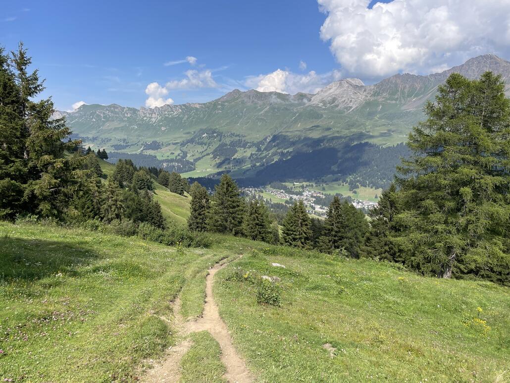 Beim Sessel zweigt ein steiler und anspruchsvollerer Trail ab, der Richtung Spoina und weiter bis zum See führt.