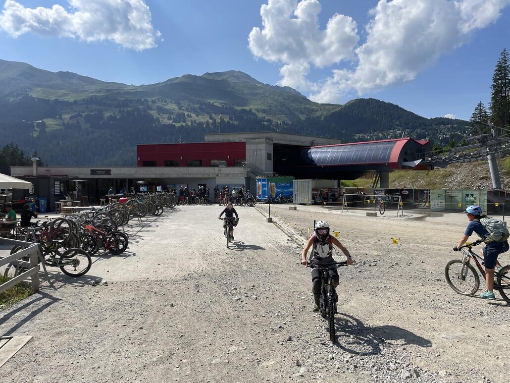 Angekommen bei der Rothornbahn. Eine andere Welt hier. Das gemütliche und einsame Tralfahren sagt mir mehr zu, als diese eher gestresste Parkgeschichten. Aber ab und an macht es Spass, so auch heute. Drei Fahrten machte ich hier, was für mich viel ist. Meistens habe ich nach einer Fahrt genug, denn hier heisst es auch im Sommer oft: Anstehen!