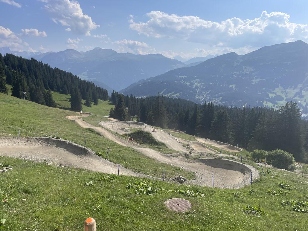 Bei der Bergstation Scharmoin starten im Sommer drei Bikestrecken (Blau, Rot, Schwarz).