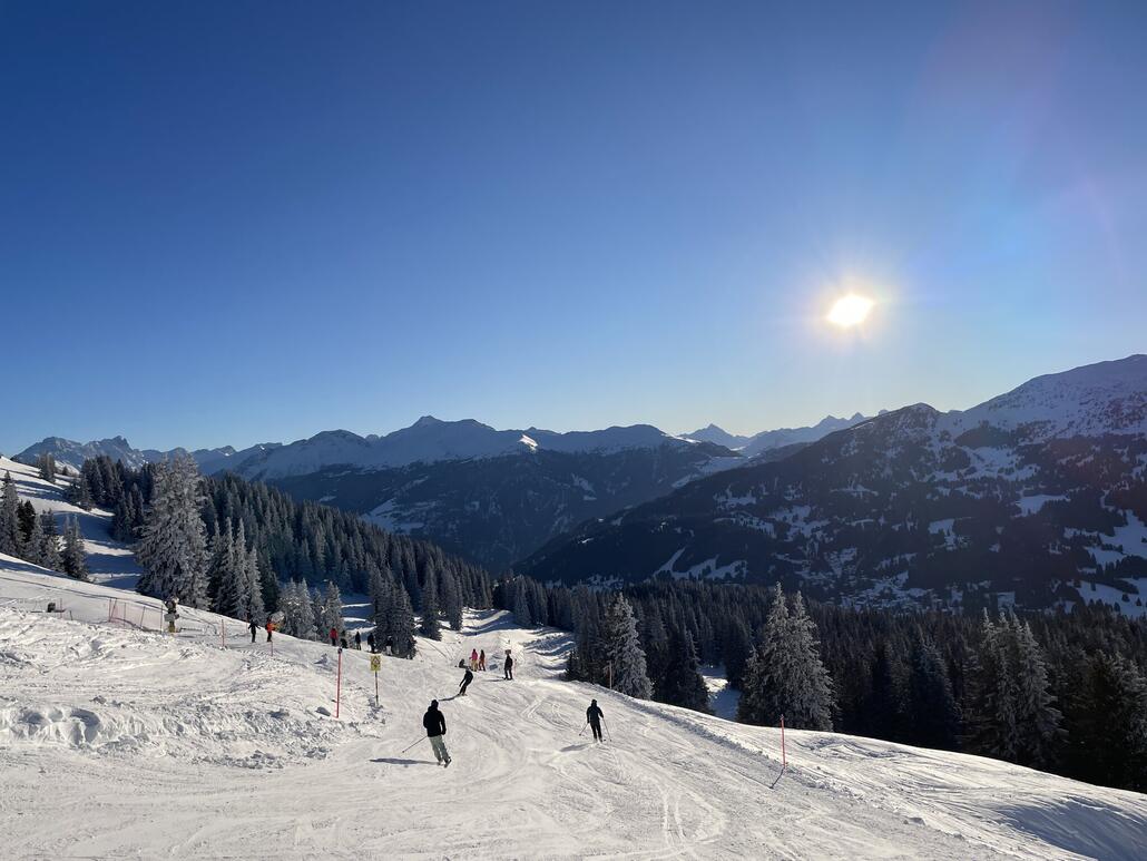 Im Winter hingegen startet unmittelbar bei der Station nur eine Abfahrt.