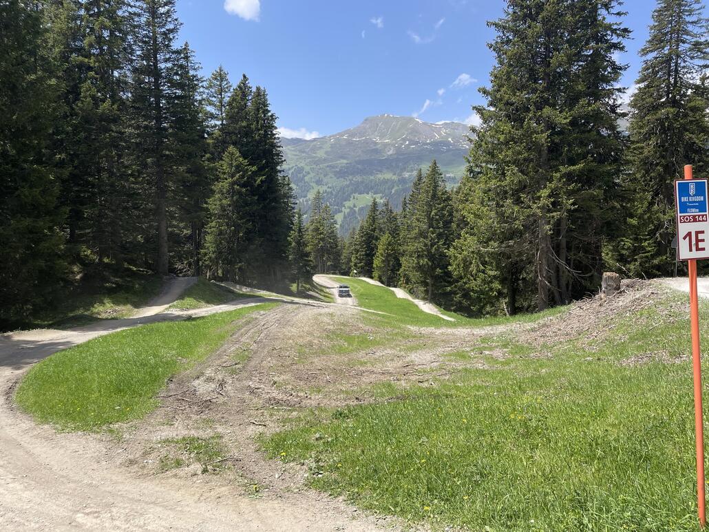 Die blaue Bike-Variante folgt in etwa der Piste 30.