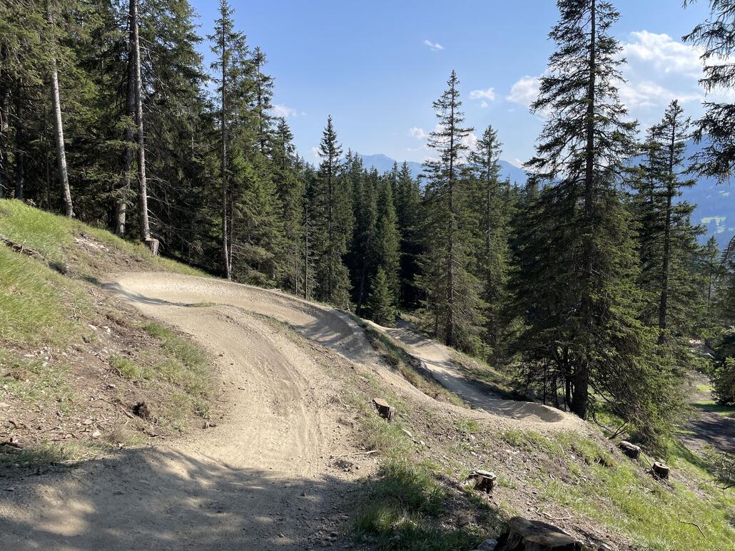 Im mittleren Drittel wurde die Bikestrecke diesen Frühling massiv ausgebaut. Der hier zu sehende Abschnitt (und einiges davor und danach) ist komplett neu.