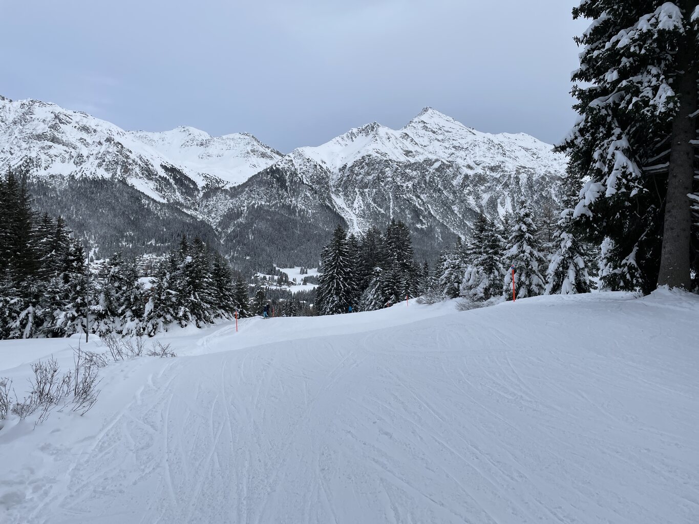 So wie ich es in Erinnerung habe, war die 45a letzten Winter nie richtig geöffnet (zwar auf aber meistens nicht präpariert). Umso schöner, dass diese bereits am zweiten Tag befahrbar und ganz passabel ist, wenn teilweise zwar mit Gemüse garniert.