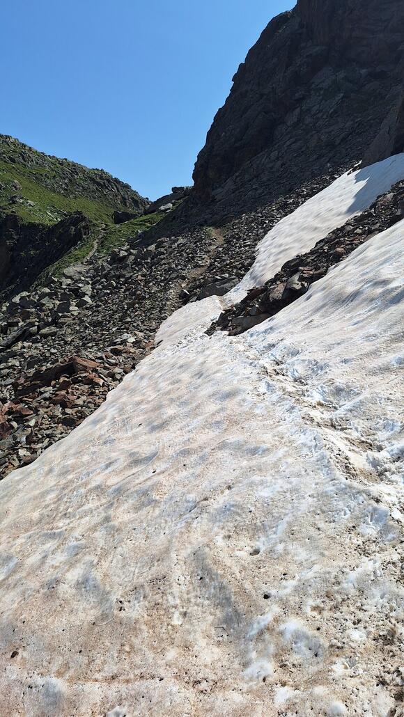 Kurzes Schneefeld auf dem Weg zur Wilden Grube