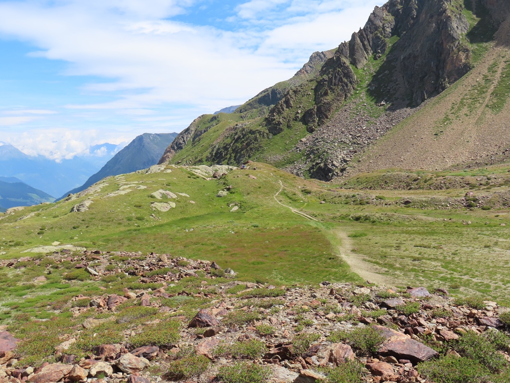 Nach einer Steilstufe erreicht man auf etwa 2550 Meter Höhe wieder flacheres Gelände