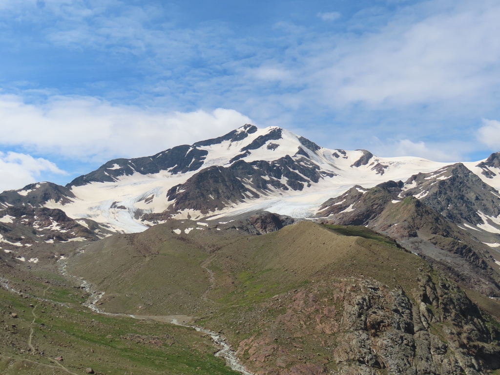 Zufallspitzen von der Marteller Hütte. In den 1980er Jahren war es von dort nur noch ein verhältnismäßig kurzer Spaziergang zur Gletscherzunge des Fürkeleferners, bei dem im unteren Teil schon größere Felsinseln aufgetaucht sind.