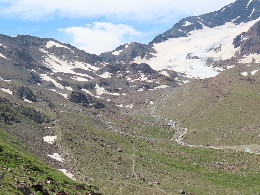 Fürkelescharte. Ob dieser Übergang ins Trentino (Tal von Pejo) inzwischen ohne Gletscherausrüstung möglich ist, kann man in diesem Bild nicht erkennen. Auch Steinschlag könnte in der Nähe der Scharte ein Thema sein.