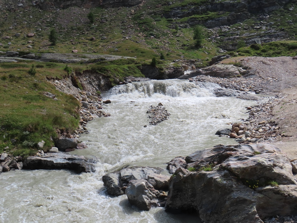 Bach in der Nähe des Damms