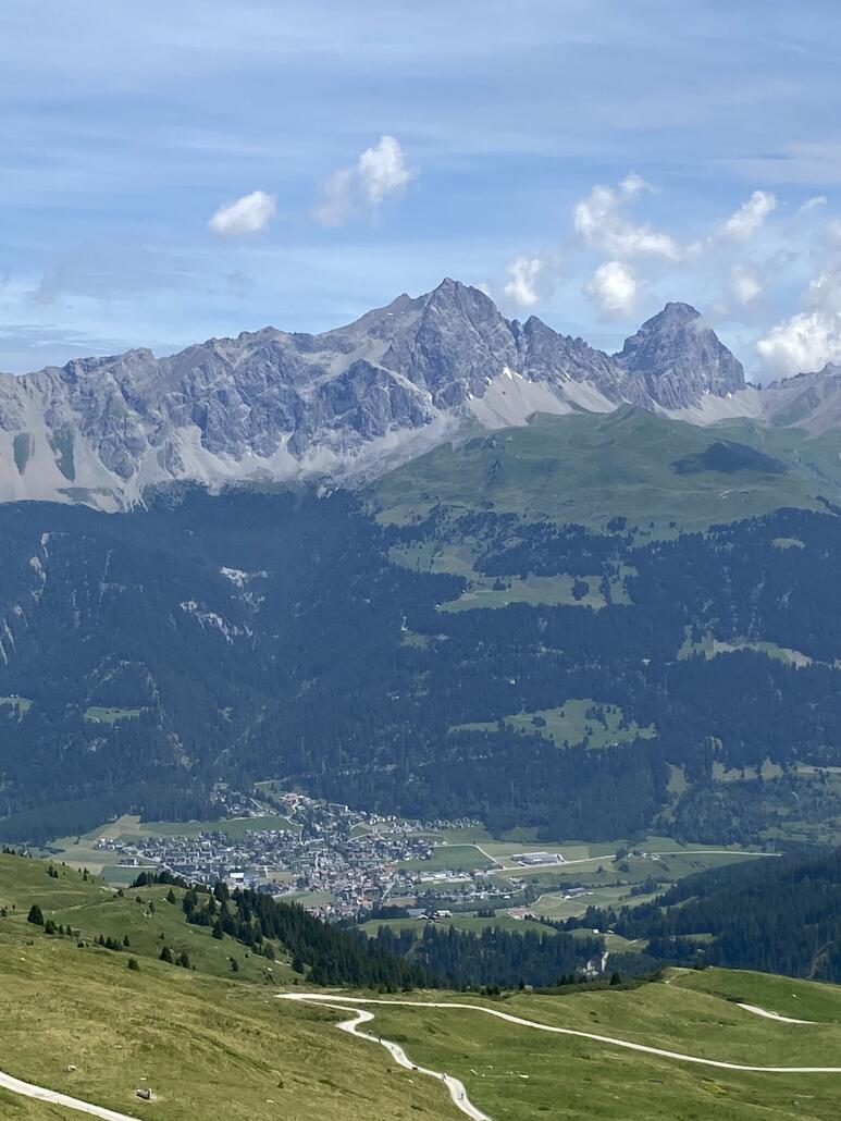 Talblick ins Dorf Savognin mit dem Piz Mitgel und dem Tinzenhorn im Hintergrund