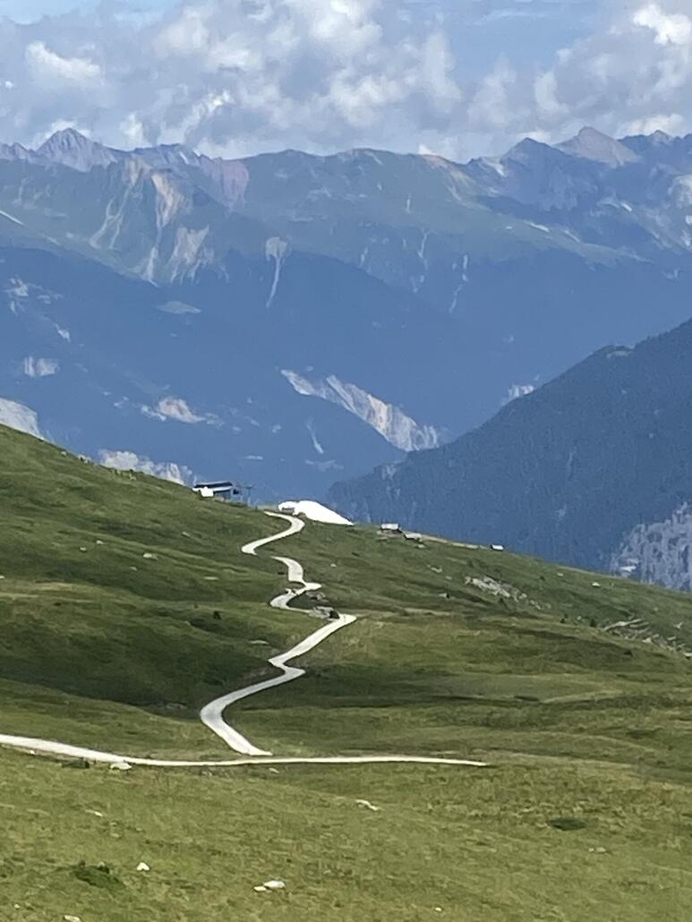Die Bergstation Somtgant mit dem Schneedepot für den Funpark.