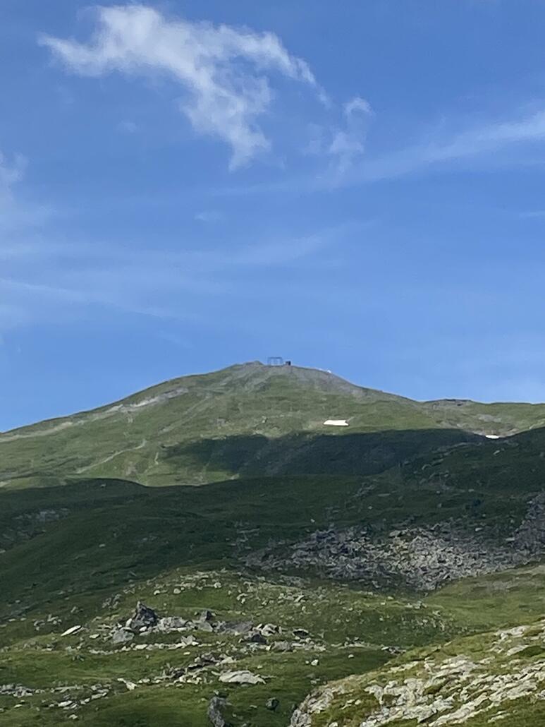Der Blick hinauf zur Bergstation des Piz Cartas
