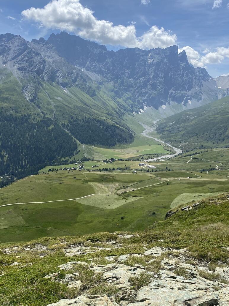 Blick hinunter in die Siedlung Radons wo zur Zeit fleissig die Wiesen gemäht werden.