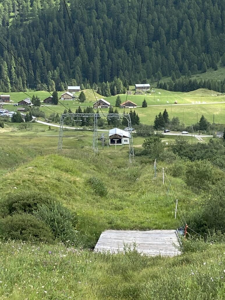 Blick zur Talstation des Doppelschleppers Radons - Tgeps