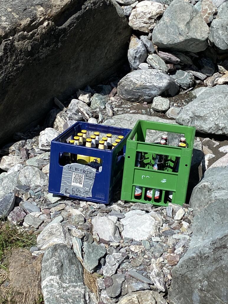 Ich traute meinen Augen nicht, 2Harrassen mit Bier und sauren Most am Wegrand. <br />QR-Code gescannt, Dose 10min in den Bach;<br />Tschsch geilo kühles blondes