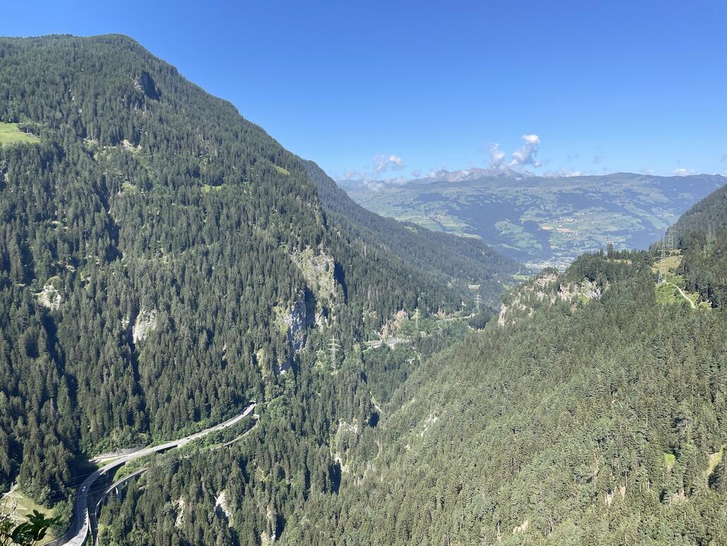Kurz nach Muldain eröffnet sich der Blick in die Schyn-Schlucht, durch welche der Fluss Albula fliesst. Ebenfalls verlaufen durch dieses enge Tal die Strasse und Schiene nach Tiefencastel bzw. ins Engadin.