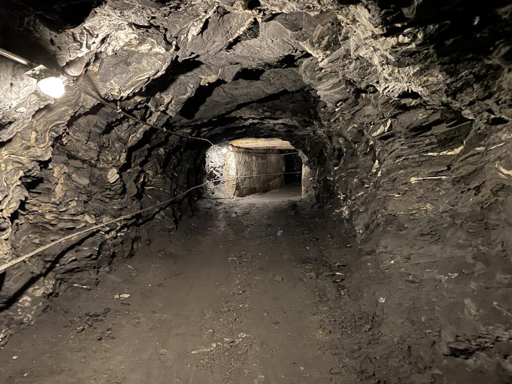 Hier heisst es: Kopf einziehen!<br />Nach dem Tunnel folgt eine steile Geländestufe, die über drei oder vier kiesige Spitzkehren überwunden wird.