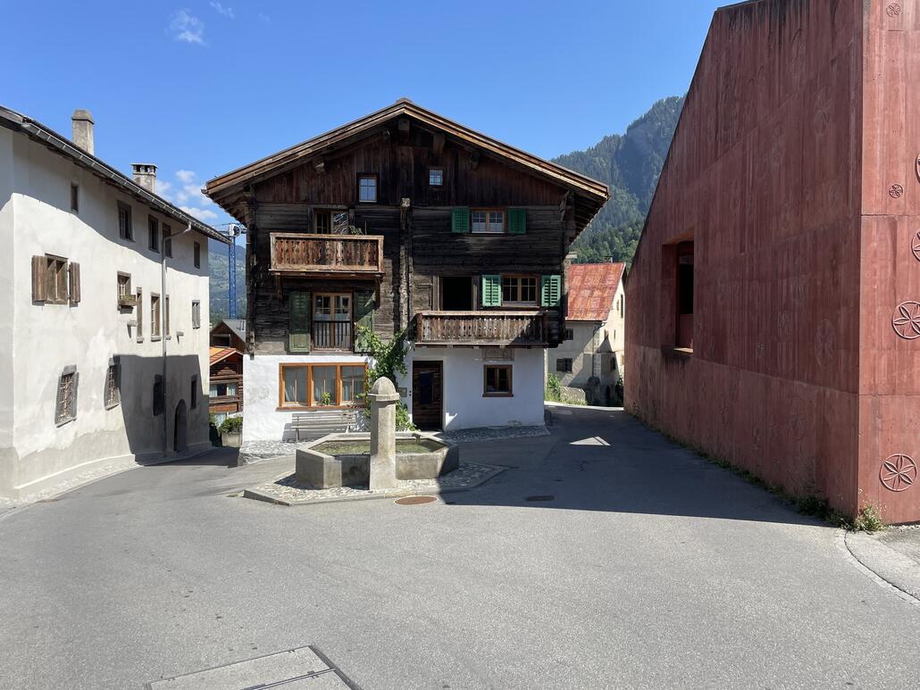 Ortsdurchfahrt Scharans. Das Dorf hat mir sehr gut gefallen, alles sieht ein bisschen nach "heiler Welt" aus.