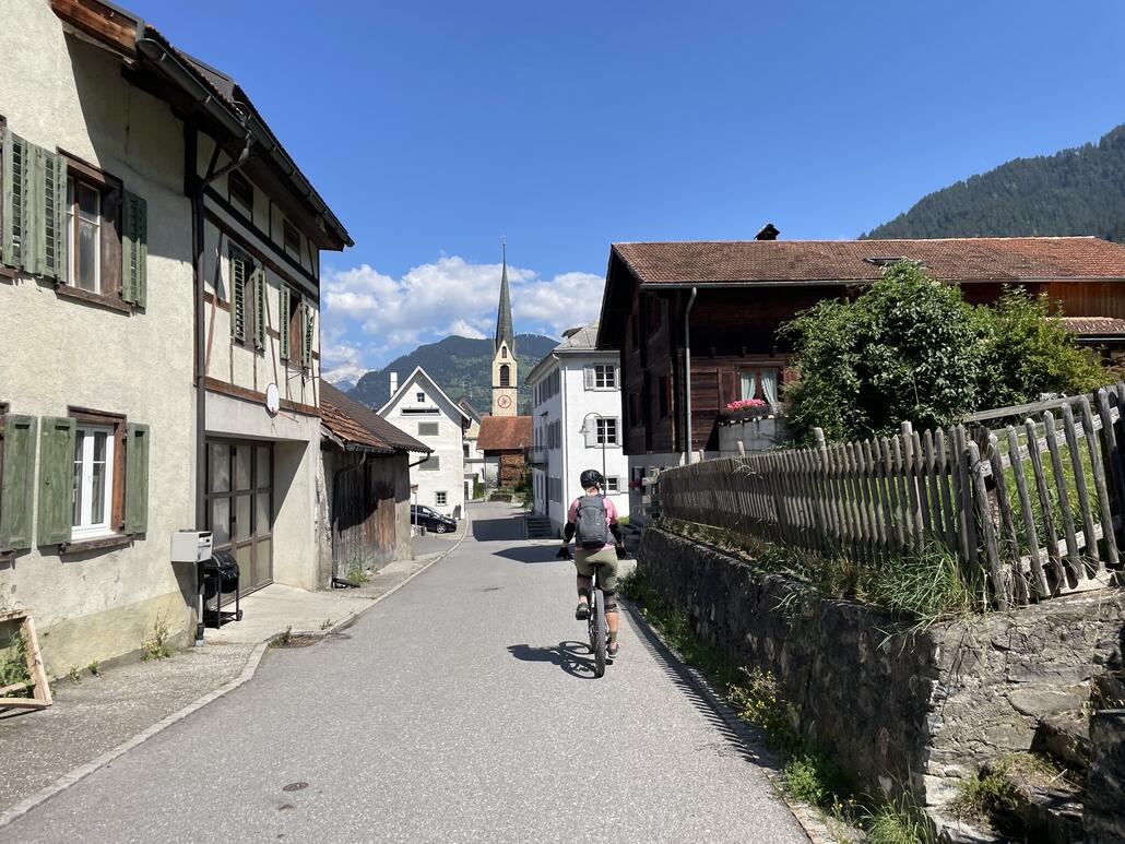 Nach Scharans folgt noch ein weiteres Dorf: Almens. Auch hübsch aber im Vergleich zu Scharans bereits weniger malerisch.