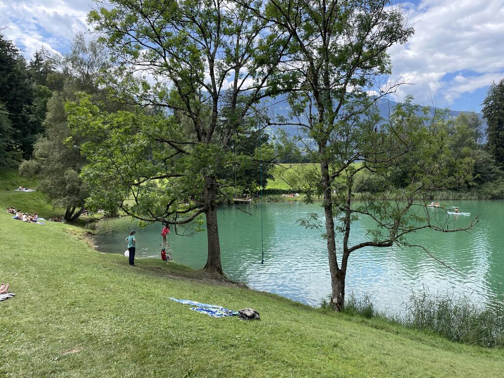 Canovasee. Der See liegt auf 777m.ü.M und ist eingebettet in Wälder und Wiesen, was ein malerisches Bild ergibt. Das Publikum ist äusserst entspannt und die Stimmung sehr familiär. Meinem Eindruck nach hat es wenige auswärtige Touris. Es gibt sogar einen kleinen Kiosk, wo man Speisen und Getränke konsumieren kann. Ebenfalls hat es (sehr saubere!) WCs und Umkleidekabinen. Der Eintritt zum See kostet CHF 5.